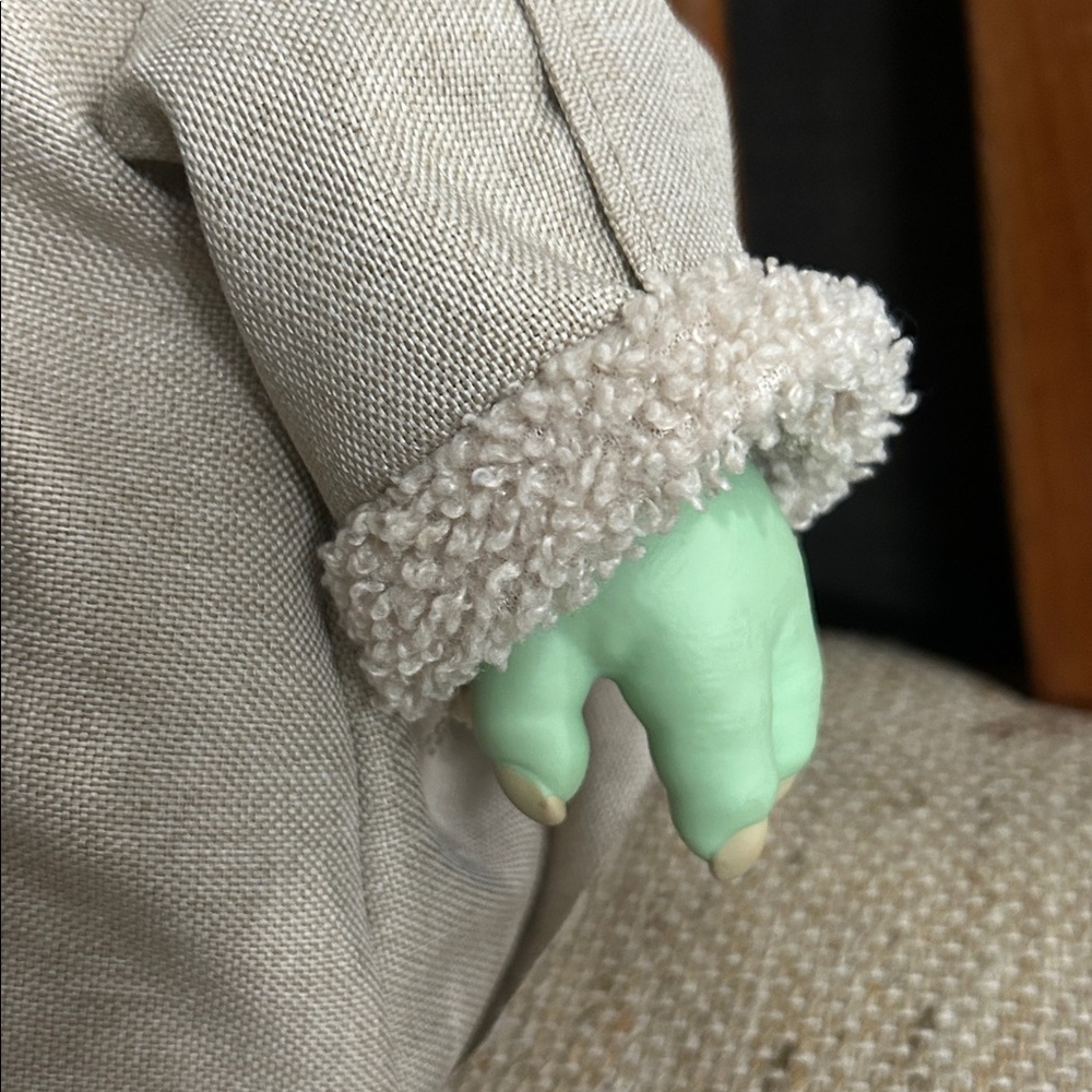 Star Wars Green Alien Plush with Cream Robe - Picture 4 of 6